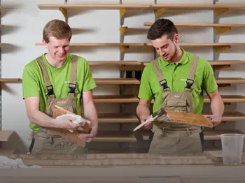 Tischler beim Ölen, Stellenausschreibung zur Ausbildung