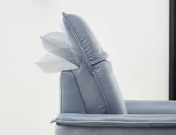 Klappbare Kopfstütze eines blauen Ledersofas.