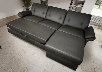 Schwarzes Sofa, bei dem die Sitzfläche zur Liegefläche ausgezogen ist.