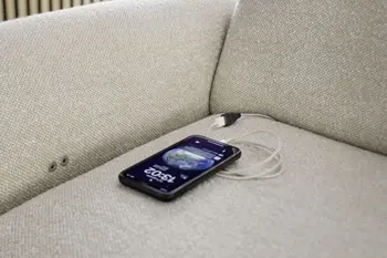 Sitzfläche eines cremefarbenes Sofa mit USB-Anschluss.