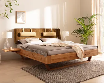 Bequemes Massivholzbett in gemuetlichem Schlafzimmer.