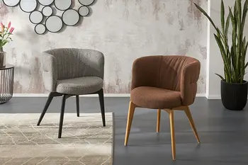 Zwei verschiedene Varianten von Esszimmerstuhl Global Wohnen Milana in hellgrauem Stoff und schwarzem Gestell oder rotbraunem Stoff mit Holzgestell.