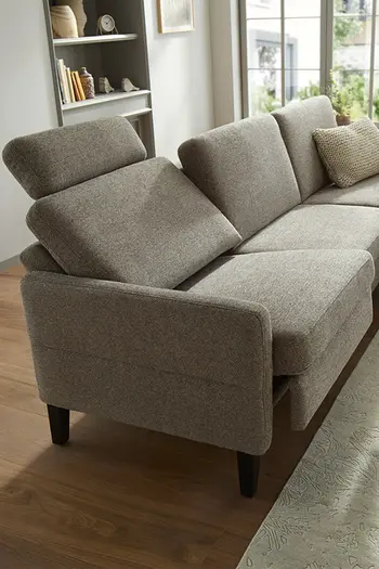 Graues Stoffsofa mit verstellbarer Rückenlehne.