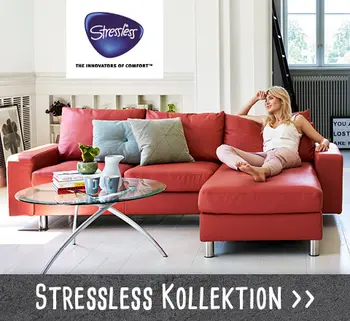 Stressless Sofa mit rotem Bezug in modernem Wohnzimmer, eine Frau entspannt sich auf dem Sofa.