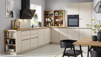 Winkelküche mit hellen Fronten und Badezimmermöbel