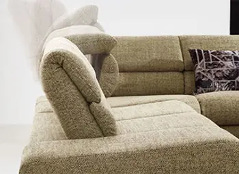 Verstellbare Kopfstützen eines olivgrünen Sofas.