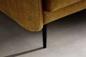 Schwarzer Fuß aus Metall eines Schlafsofas, das einen Bezug in Cognac hat.