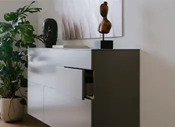 Modernes hängendes graues Lack Sideboard mit einer geöffneten Schublade.