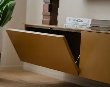 Gelbes hängendes Lowboard mit geöffneter Klapptür.