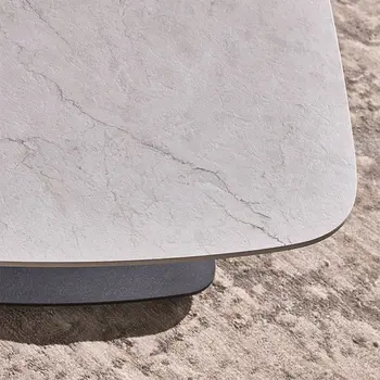 Detailbild von beiger Keramikplatte eines Couchtisches.