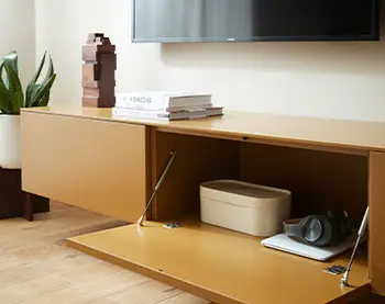 Gelbes Lowboard mit vollständig geöffneter Klappe.