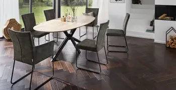 Modernes Esszimmer mit Holz Esstisch und Stühlen mit und ohne Armlehne in grauem Leder und schwarzem Metallgestell.