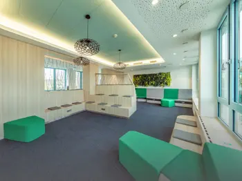 Arbeitsraum mit Sitzgelegenheiten aus Holz und gepolstert