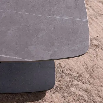 Detailbild von Keramiktischplatte in Marmoroptik eines grauen Couchtisches.