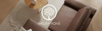 Braunes Ecksofa mit rundem Couchtisch und dem Logo von Natura Home.