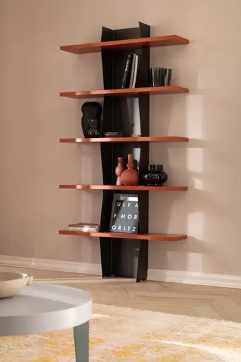 Designer Regal mit roten Regalböden und schwarzer Halterung.