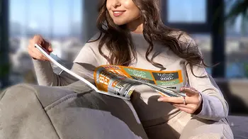 Eine Frau blättert im Weirauch-Prospekt auf der Couch.