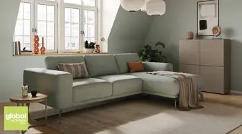 Helles Wohnzimmer mit salbeigrünem Ecksofa und Recamiere