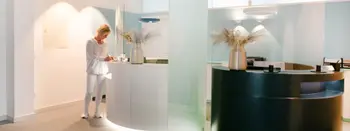 Empfangstresen in einer Hausarztpraxis in Yin-Yang-Form