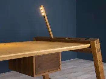 Eingeschaltete, ausgeklappte Lampe