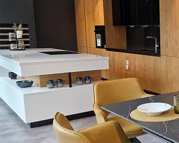 Moderne Küchenzeile in Holzoptik mit weißer Kücheninsel.