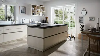 Moderne Küche mit Kochinsel in einem hellen, offenen Raum mit großen Fenstern und Holzboden.