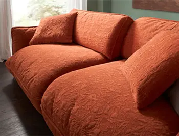 Sitzfläche eines bequem gepolsterten Bigsofas in Orange.