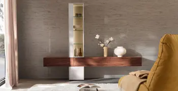 Designer Wohnwand mit hängendem braunen Lowboard und daran angebrachter hoher weißer Vitrine in einem hellen Raum.