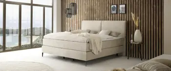 Hellgraues Boxspringbett vor einer Fensterfront mit schöner Erscheinung.&nbsp;