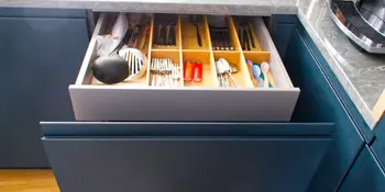 Inneneinteilung aus Holz in einer Küchenschublade