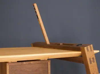 Schreibtisch mit ausklappbarer Lampe