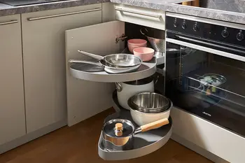 Eckschrank mit Rondell ist sehr platzsparend und praktisch