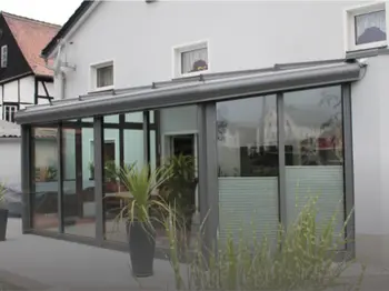 Wintergarten vor Einfamilienhaus