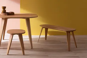 Für lange Stunden am Tisch: RAUM-FREUNDE SIGNE Hocker und Bank aus massiver Eiche 