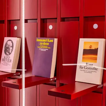 Detailaufnahme des Vitrinenschranks für besondere Exponate der Unibibliothek Magdeburg