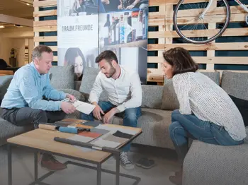 Berater im Gespräch mit Kund_innen