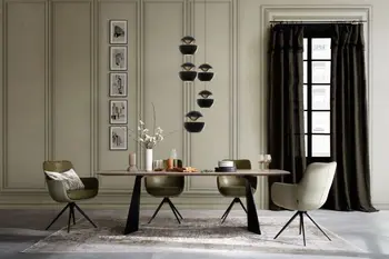 Großer moderner Esstisch mit Massivholz Tischplatte und schwarzem Metallfußgestell in einem Raum mit hoher Decke und grauen Armlehnstühlen.