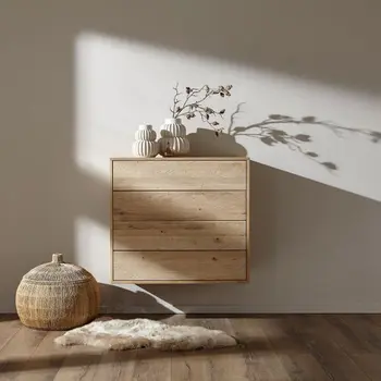 Hängende Kommode einer Garderobe in hellem Holz, dekoriert mit weißen Vasen, in einer Vase sind Blumen.