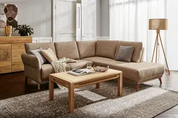 Braunes Leder Ecksofa mit gemütlichen hohen Rückenkissen.