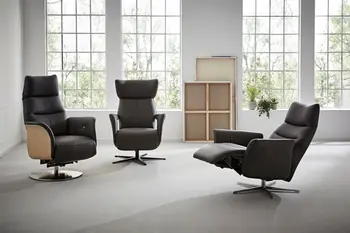 Drei schwarze Relaxsessel nebeneinander, der linke hat an der außenseite der Lehne Holzverkleidung, der rechte ist in Relaxposition.