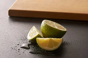 Limetten auf einer Granitarbeitsplatte zeigen die hohe Säureresistenz