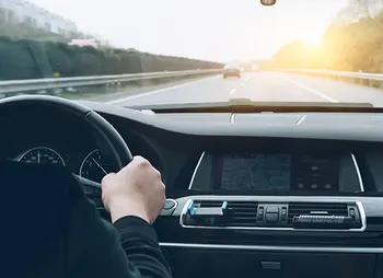 Mann am Steuer eines Autos