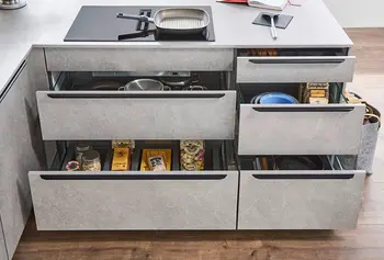 Stauraum auch unter dem Kochfeld