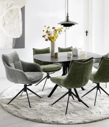 Halbrunder schwarzer Tisch mit verschieden farbigen Drehstühlen