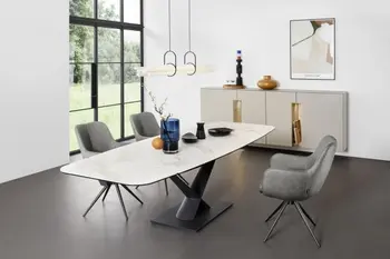 Modernes Esszimmer mit einem großen Designer Esstisch mit weißer Keramik Tischplatte in Marmor Optik und schwarzem Metallgestell.
