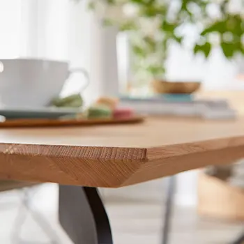 Facetten-Tischkante von Esstisch Global Wohnen Sedana.