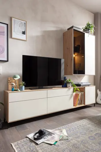 Eine weiße Wohnwand in Lackoptik mit Holz Elementen.