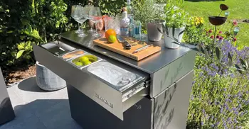 Element einer Outdoorkueche mit Schublade und staehlerner Arbeitsflaeche. 