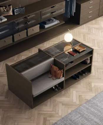 Moderne braune Kommode, die rechts Regalfächer enthält und links eine Sitzbank.