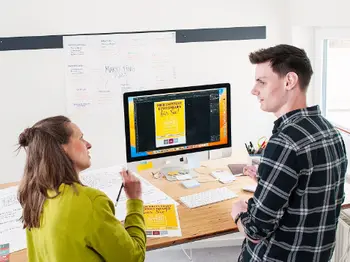 Marketingkaufleute im Gespräch am PC